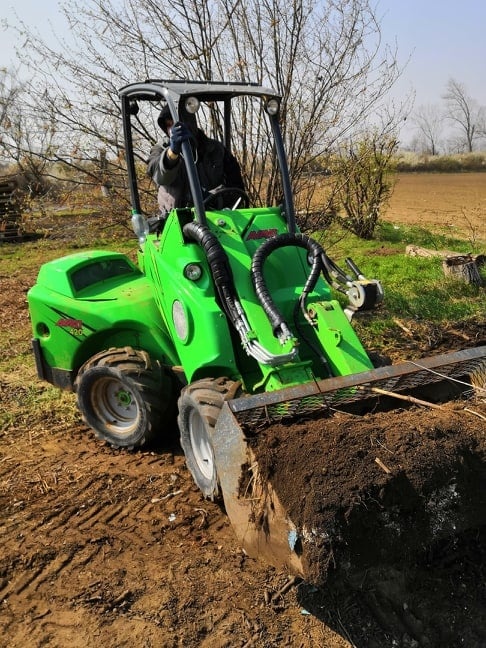 Predám alebo vymením Avant 420 nakladač - 2