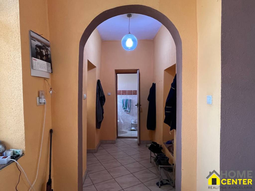 NA PREDAJ Rodinný dom s rozľahlým pozemkom /cca 3000 m²/ v K - 2