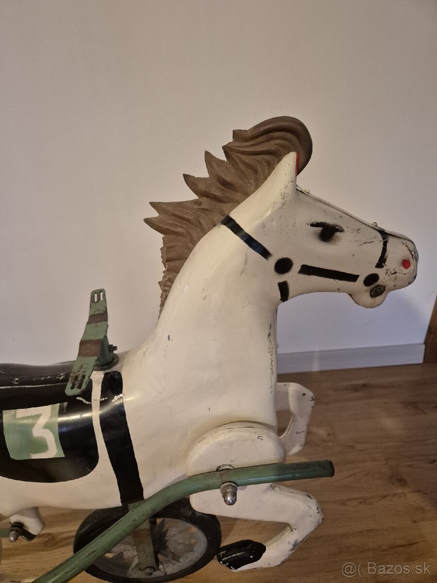 Plechovy slapaci konik - 2