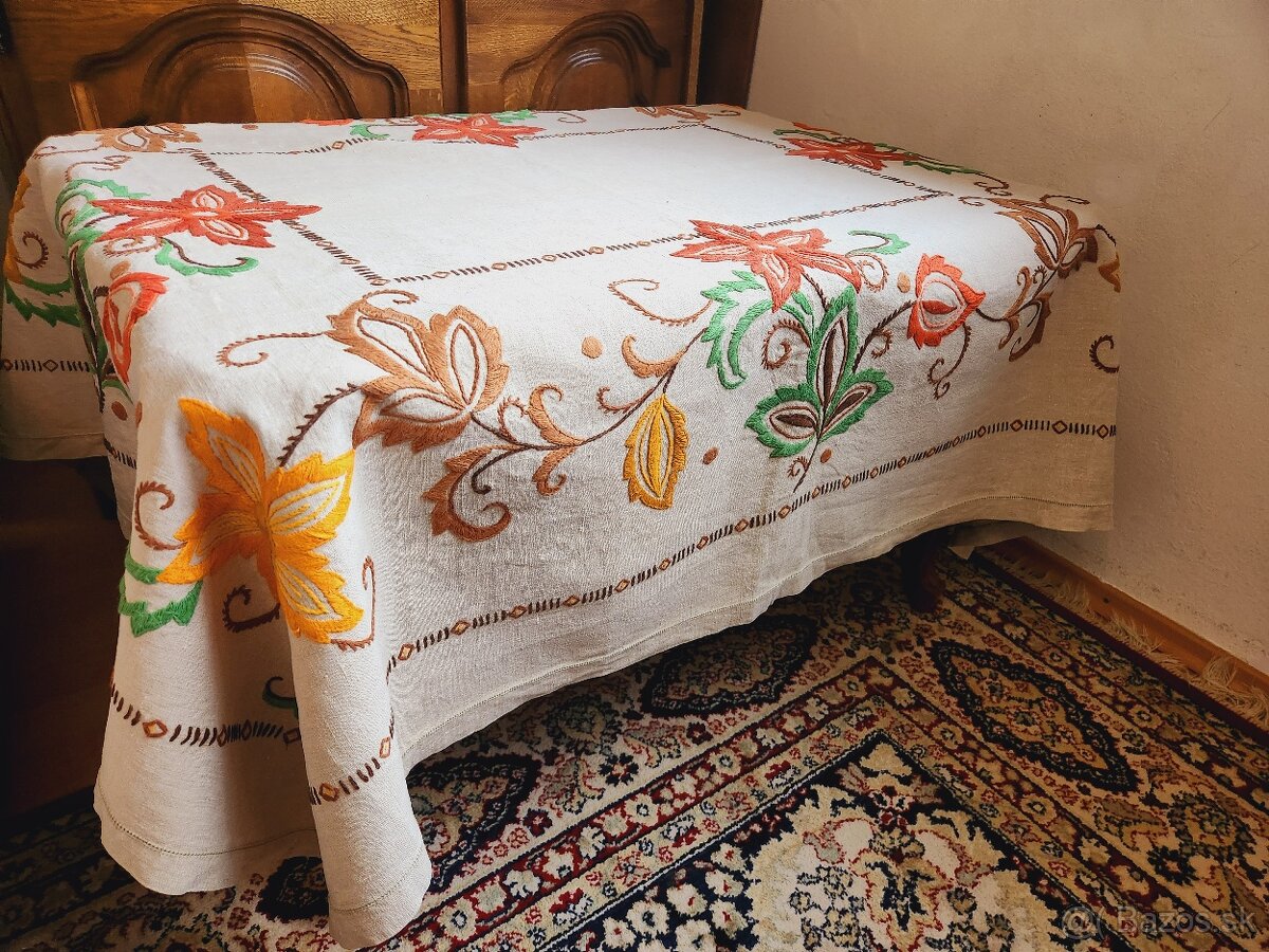 Krásny krémový starý ľanový obrus s výraznou výšivkou veľkýc - 2