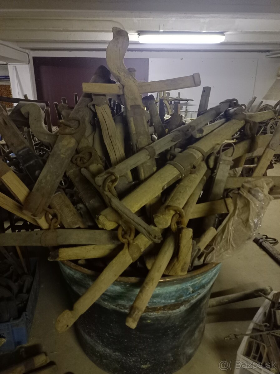 Staré konské vozy, rebriňaky, rozložené - 2