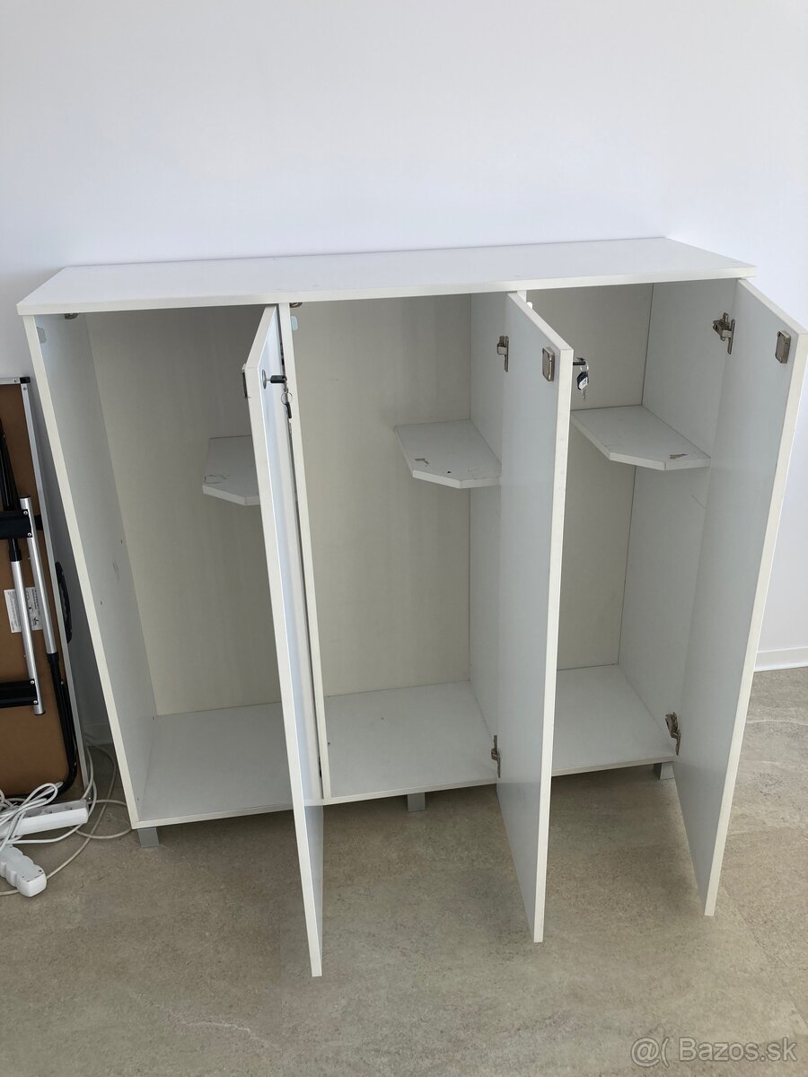 Uzamykateľná skrinka - šatňová - 2