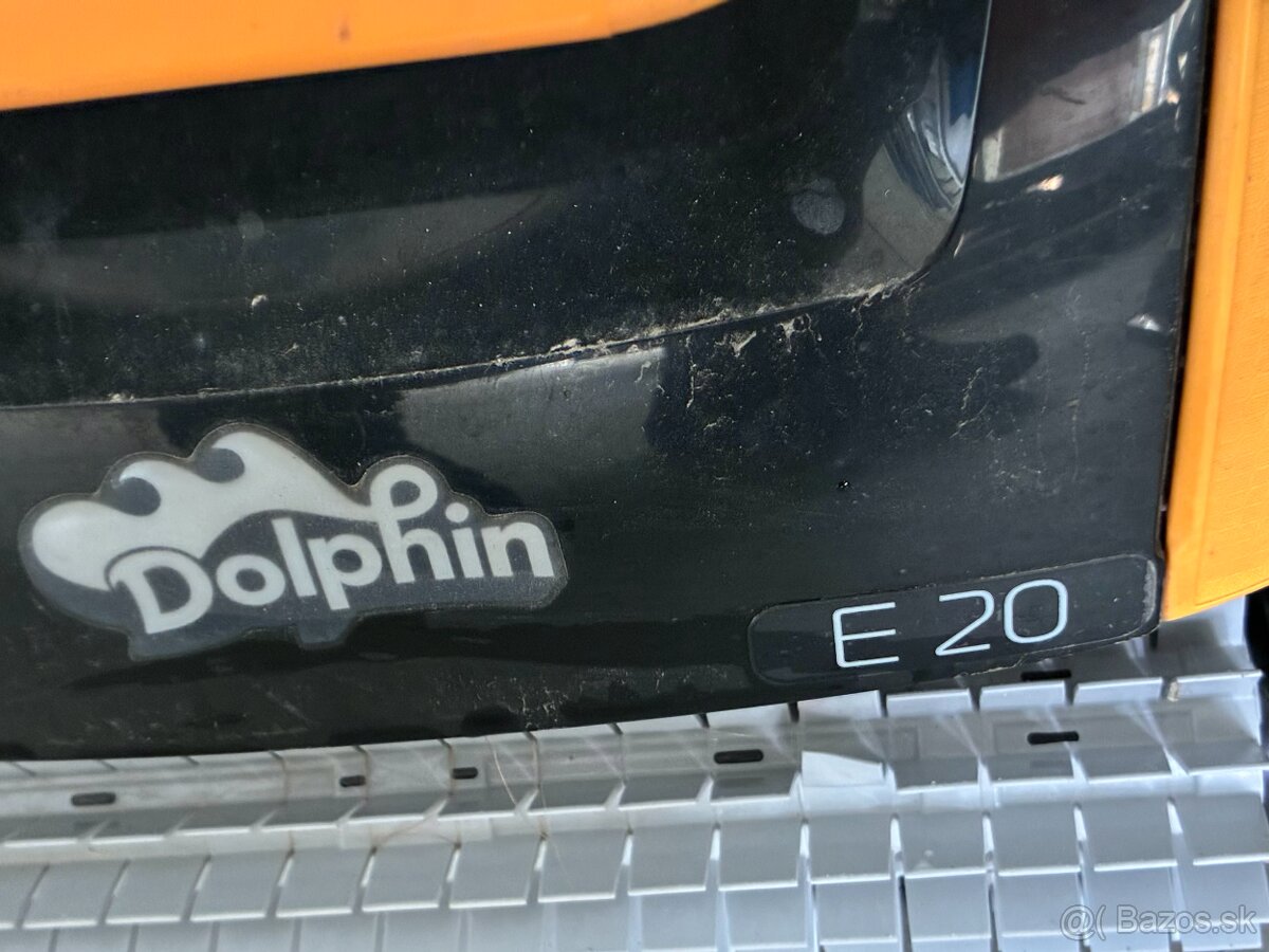 Predám bazénových vysávač Dolphin E20 - 2
