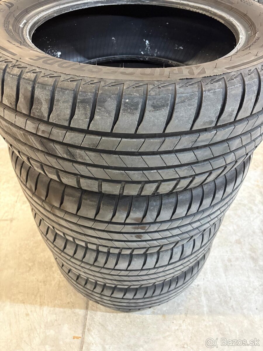 Pneu 215/55 R17 - 2