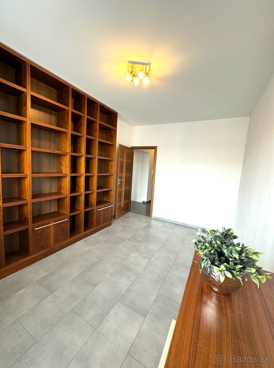 Priestranný a klimatizovaný 3-izbový byt s krásnym výhľadom – foto 2