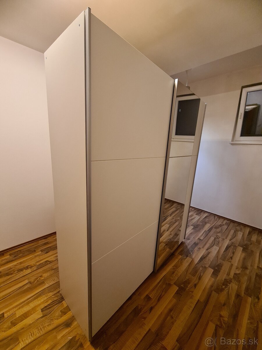 Skriňa s posuvnými dverami - 2
