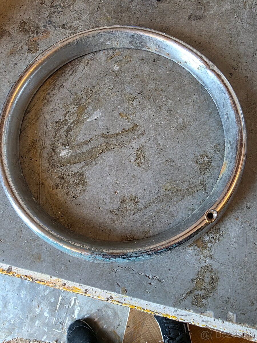 Škoda Tudor predné svetlá lem. - 2