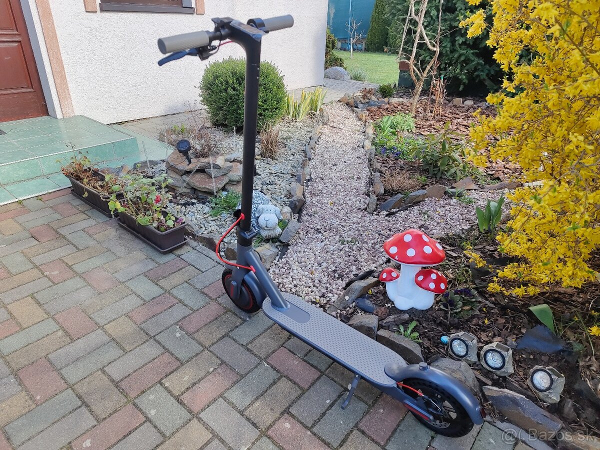 Mestská elektrická kolobežka 8.5“,350W,7.8Ah,30km/h,25km,12k - 2