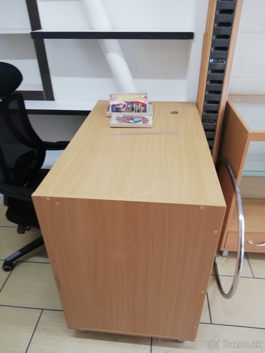 Pulty do predajne - 2