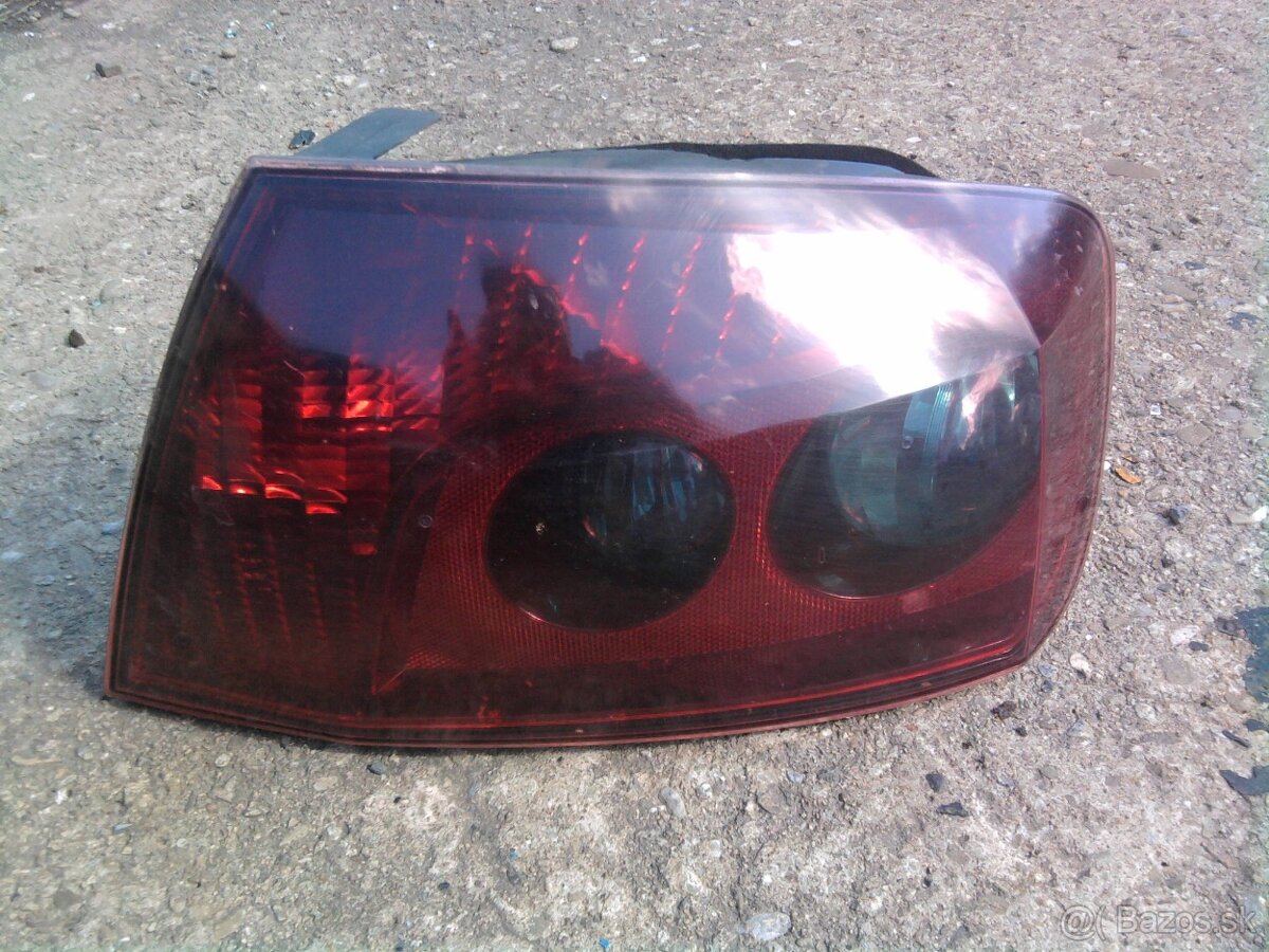 Peugeot 407 zadne svetla - 2