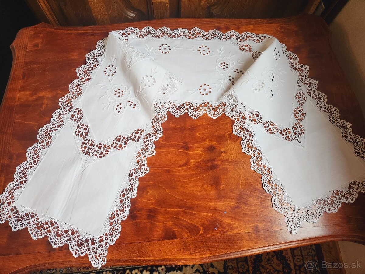 Krásna biela dlhá štóla zdobená výšivkou, bohatou paličkovo - 2