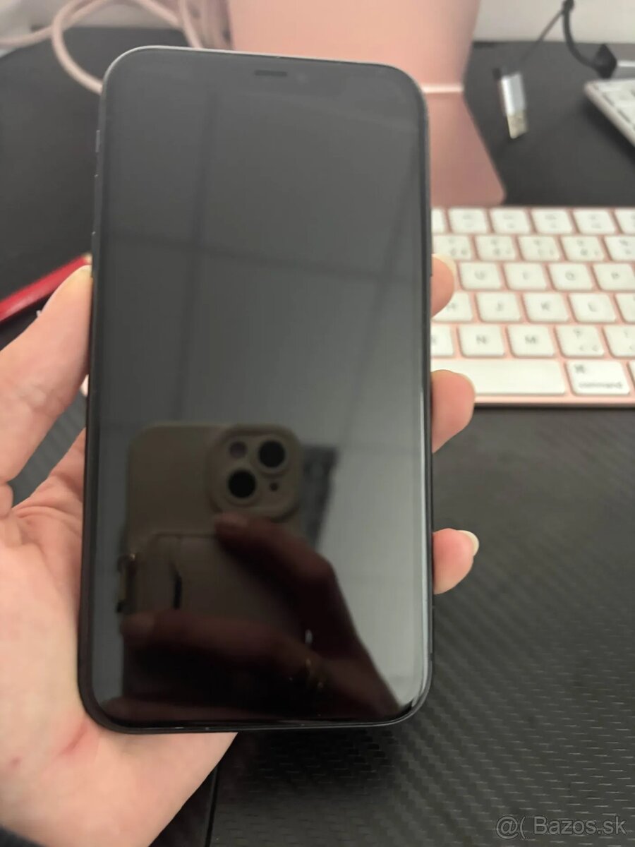 Predám Apple iPhone 11 – 64 GB - ako nový - 2