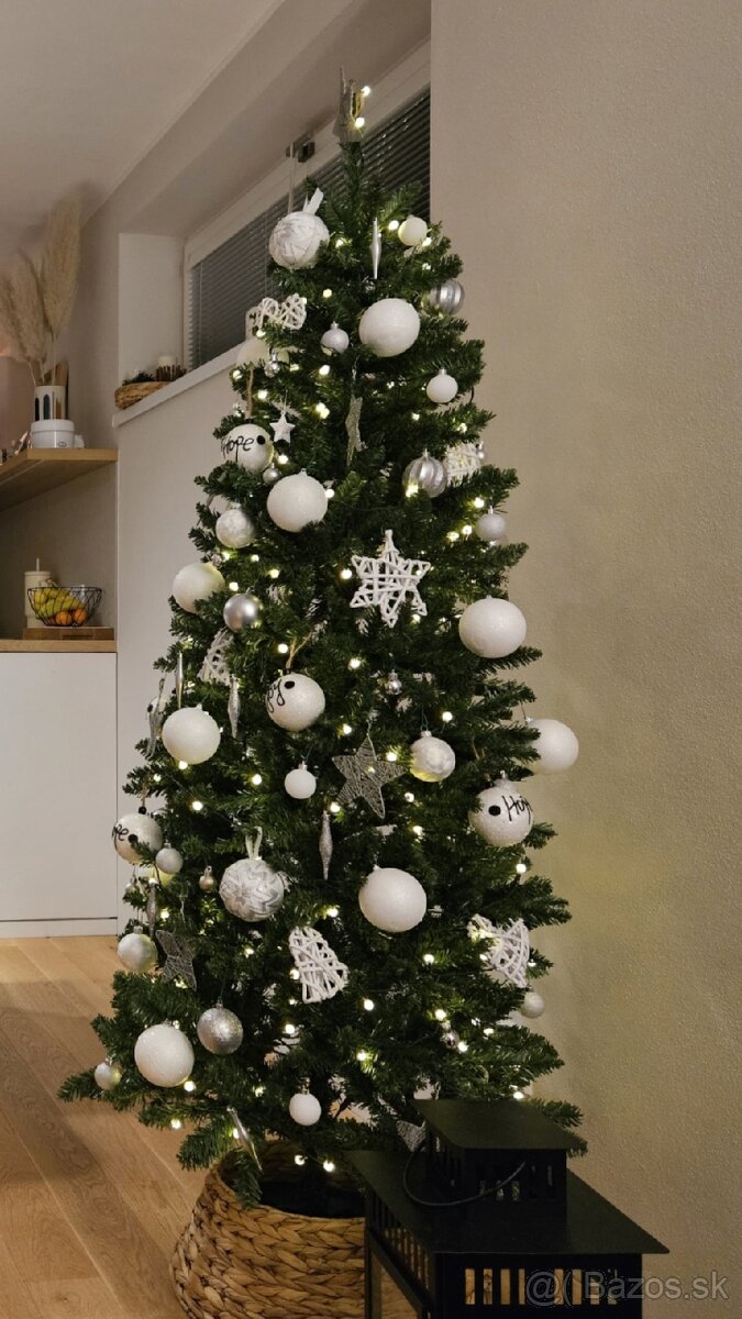 Predám umelý vianočný stromček, ako nový 180 cm, šírka 75 cm - 2