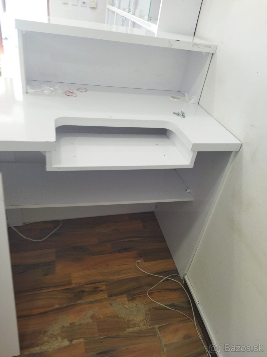 Kompletné vybavenie predajne – pulty a skrine (top stav) - 2