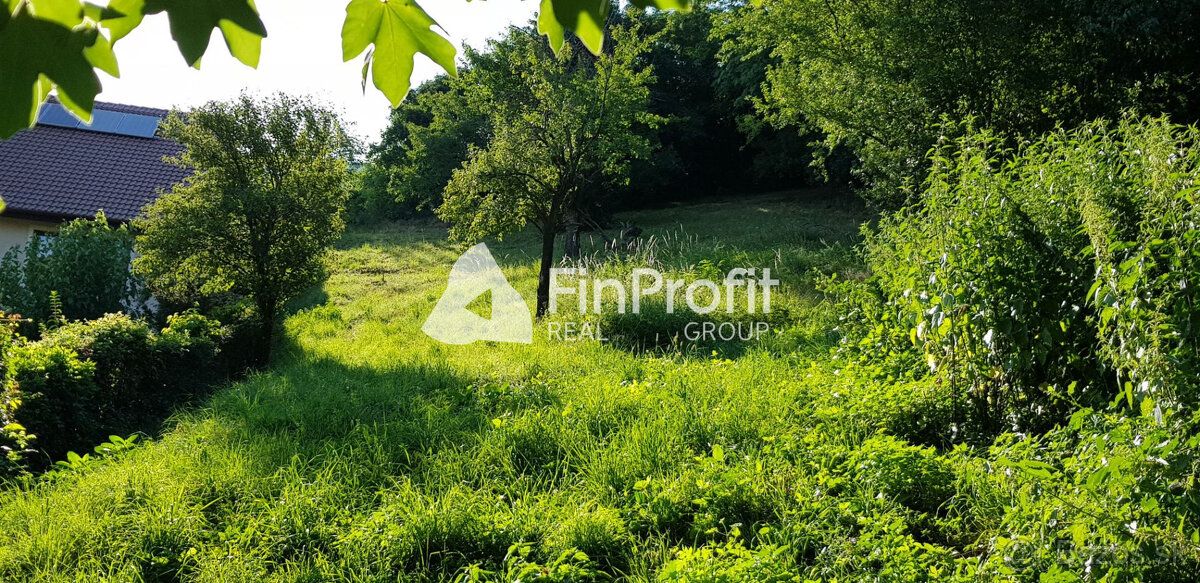 Predám dva stavebné pozemky pod lesom Nitra - Zobor, 1635m2. - 2