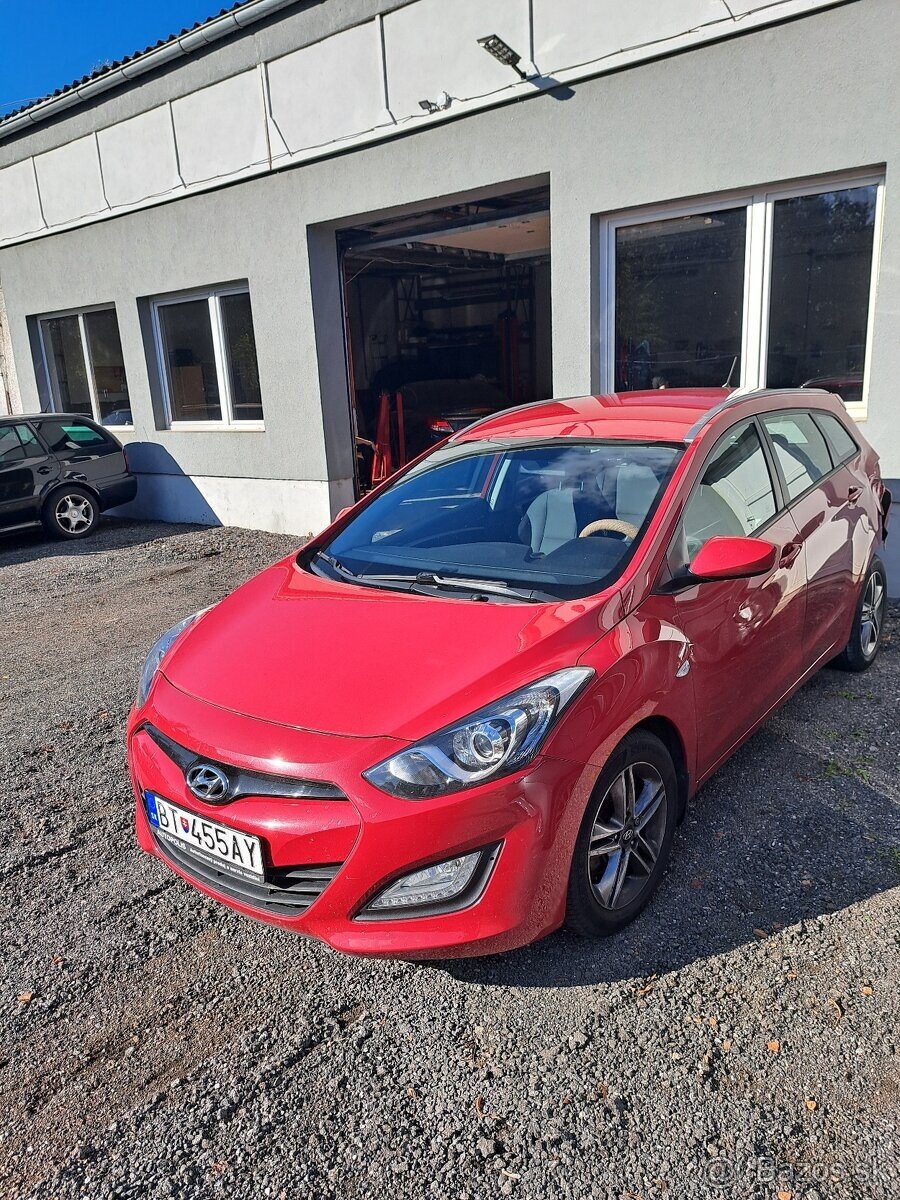 Havarovaný hyundai i30 - 2