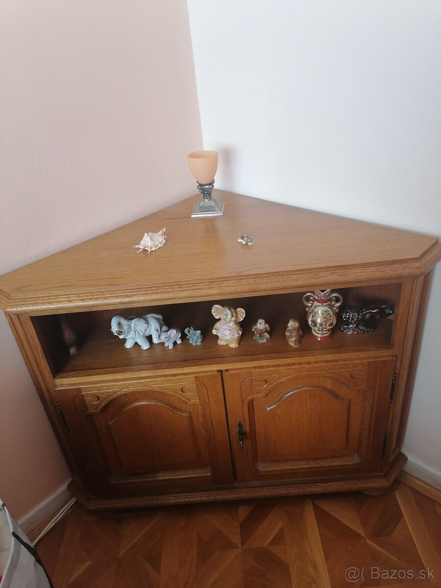 Komody a vitrína - 2