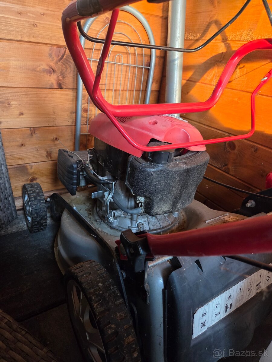 Motorová Kosačka malo používaná - 2