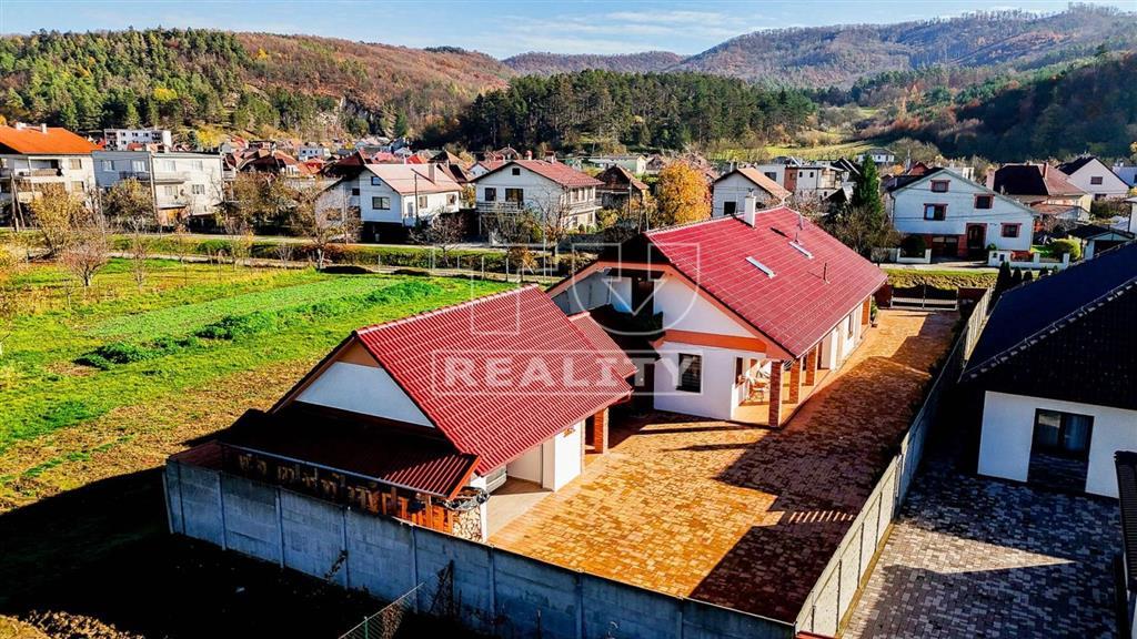 Na predaj priestranný rodinný dom Uhrovec okr. Bánovce... - 2
