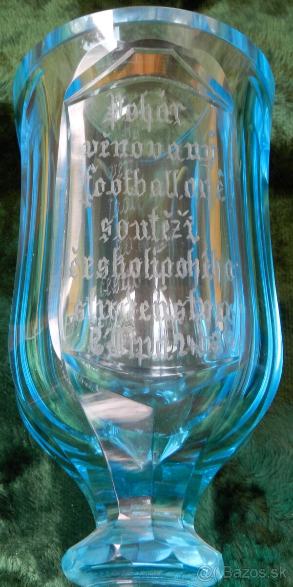 Pokál s venovaním Čechy okolo 1932 sklo slabomodré kryštal. - 2