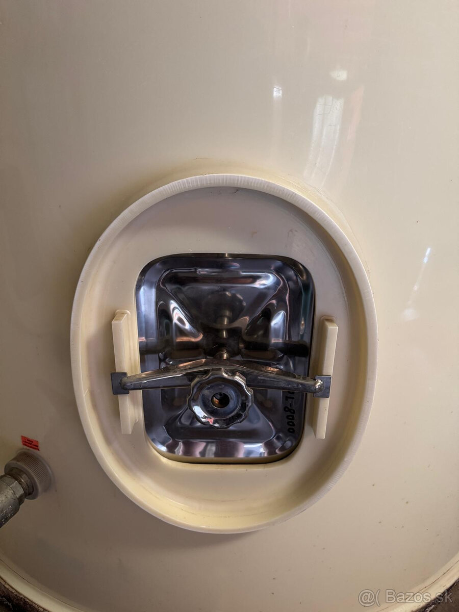 Predám plastovú nádobu 8200l - 2
