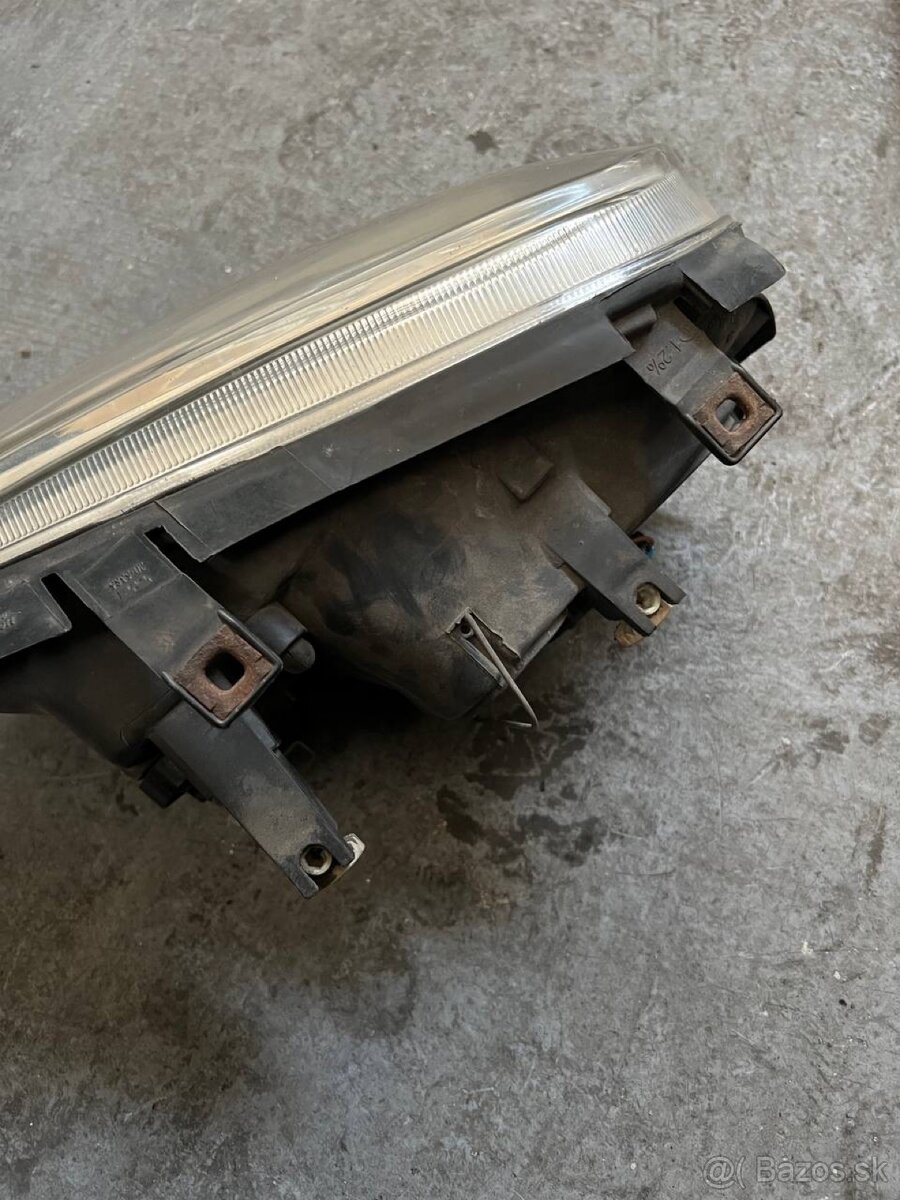 Predne svetlo VW Golf 4 - 2