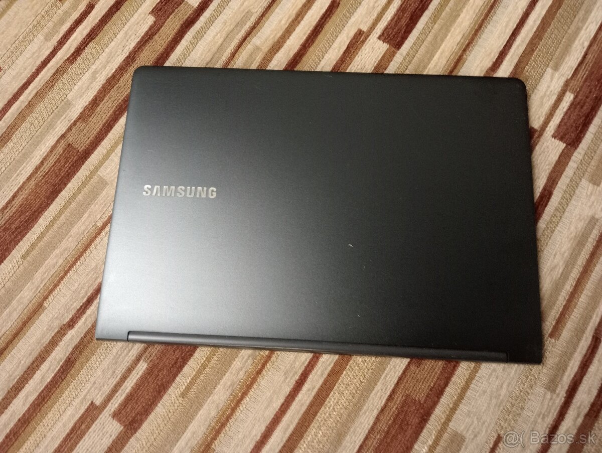 predám nefunkčný notebook Samsung NP300X3E - 2
