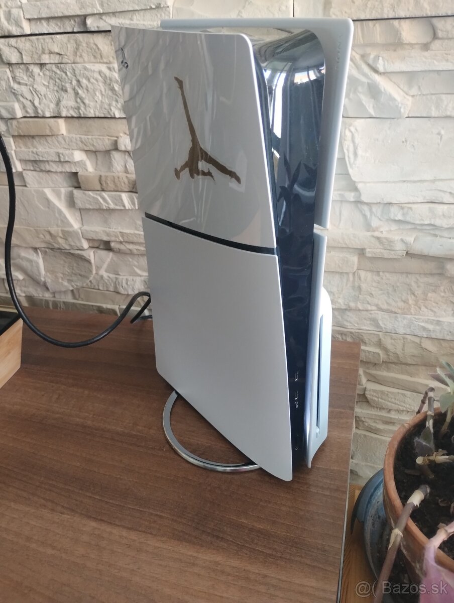 Vertikalny stojan na Playstation 5 a PS5 Slim - 2