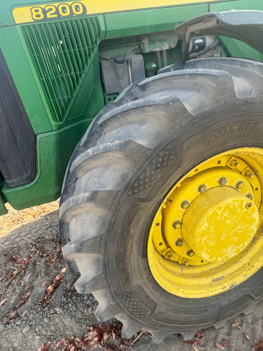 Predám traktor John Deere 8200 - 2