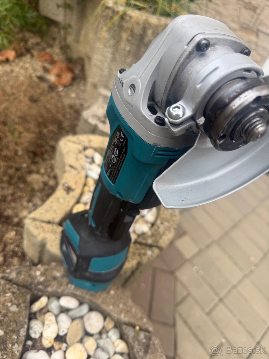 Makita DGA517 - 2