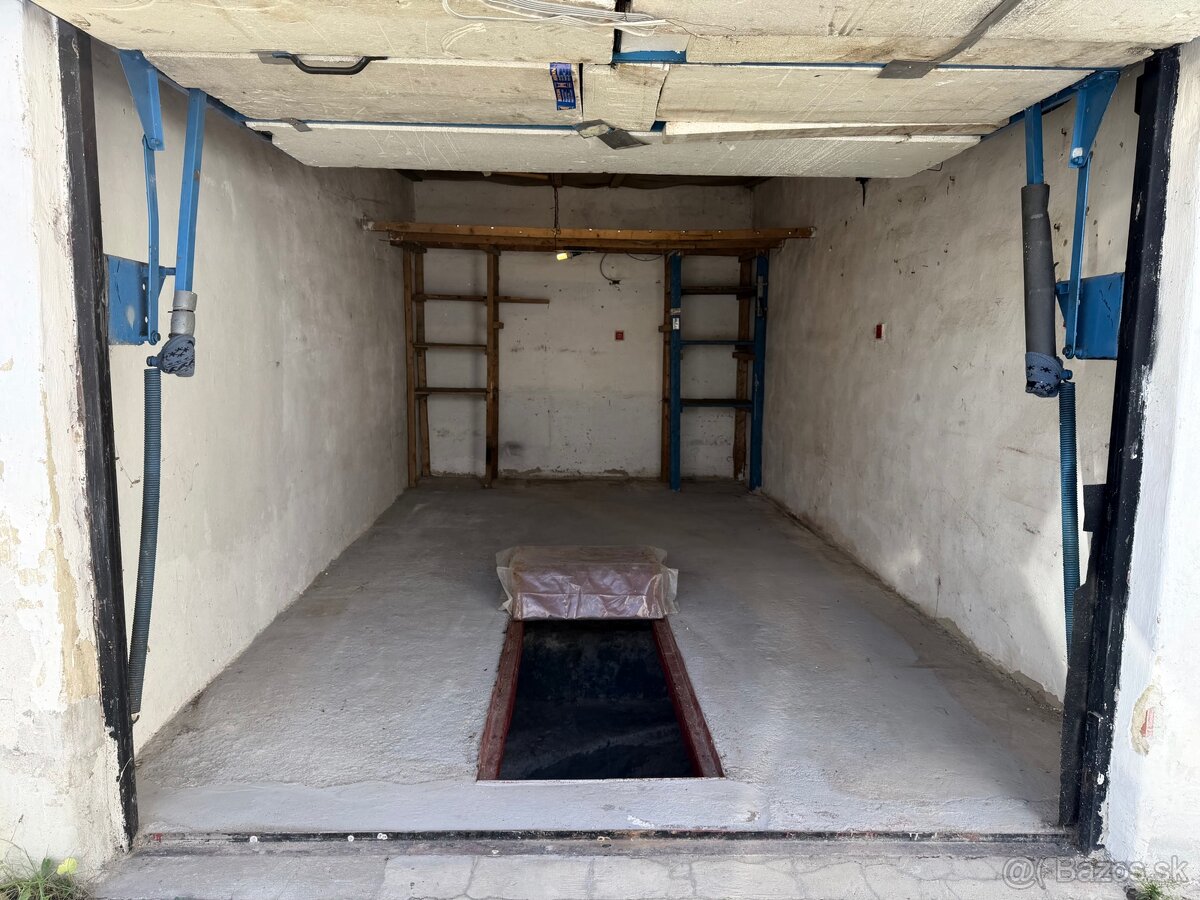 Murovaná garáž s elektrikou a montážnou jamou - 2