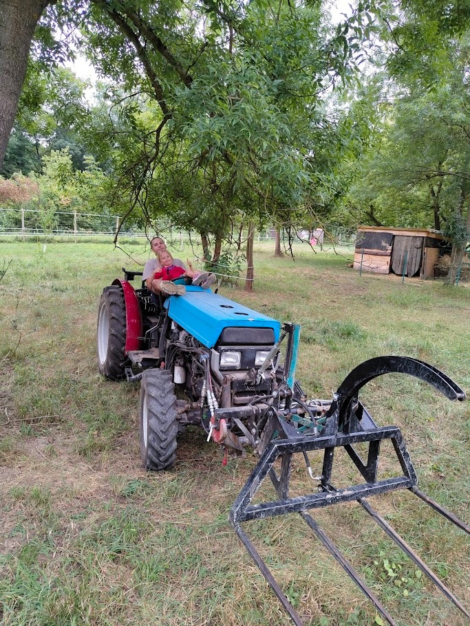 Traktor tovární MF 4x4 - 2