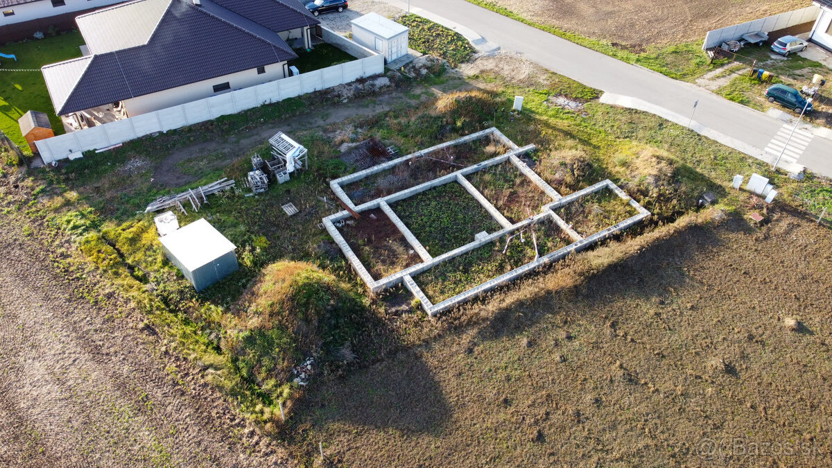 Na predaj stavebný pozemok so základovou doskou v Dolnom Vin - 2