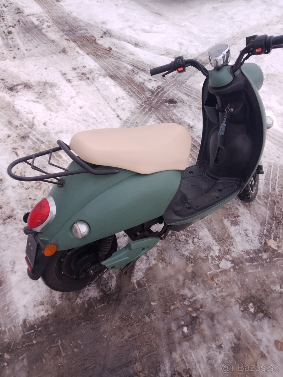 Unu elektroskuter - 2