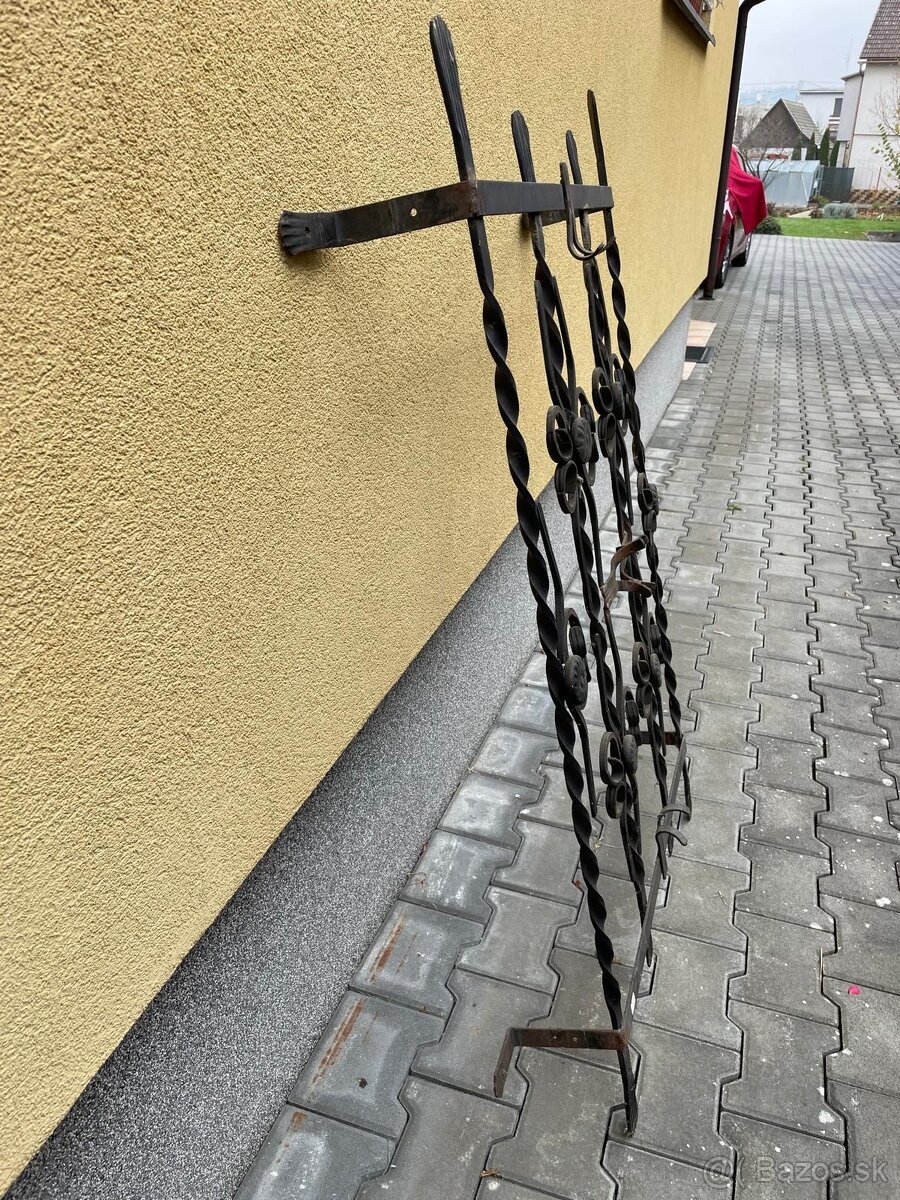 Mreza na okno s okrasnym kovanim - 2