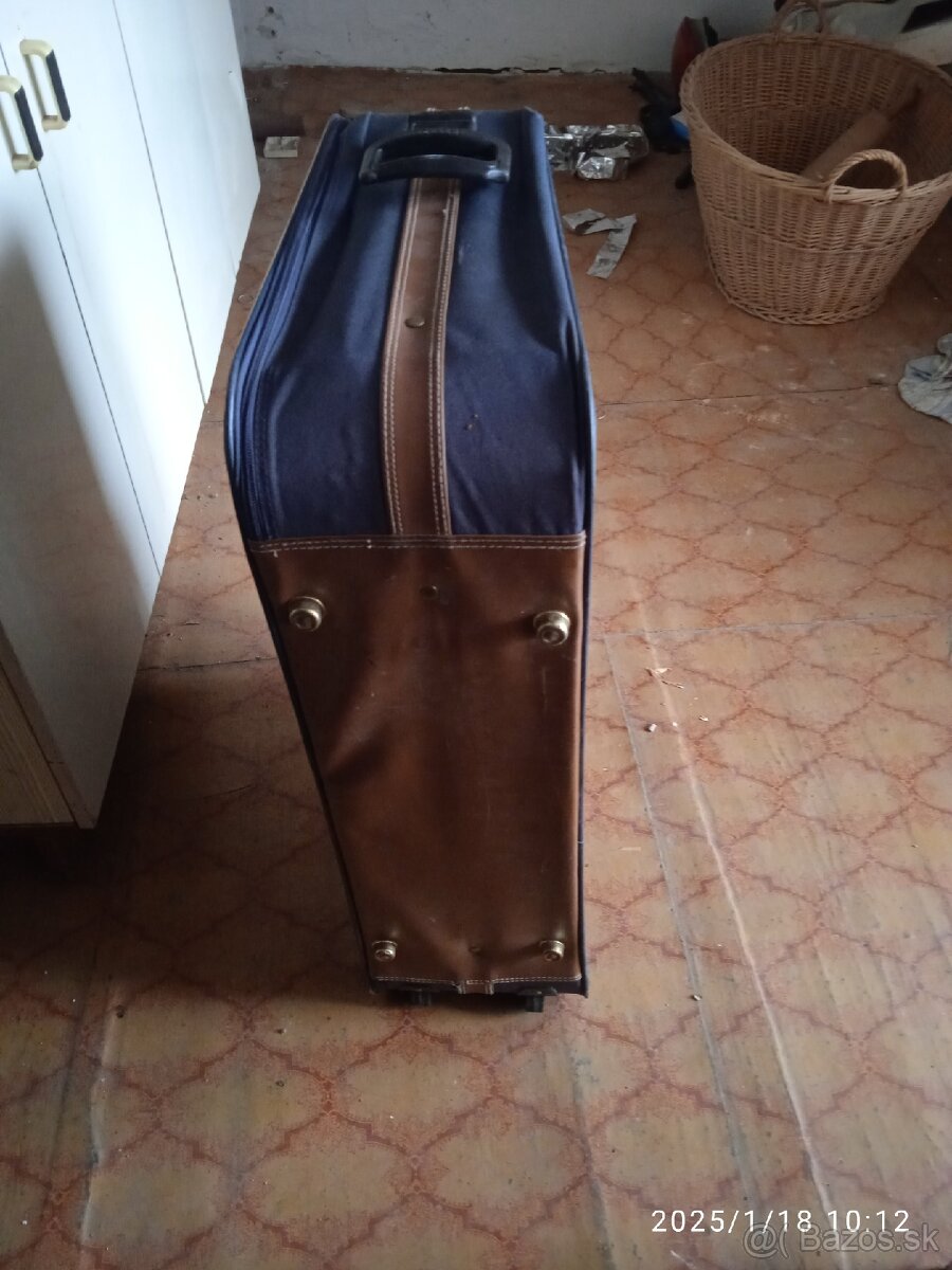 Predám kufre kus za 28e.Ten s kolieskamZa50€Rucne rob domček - 2