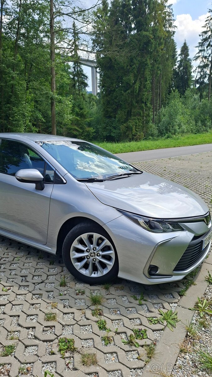 Toyota Corolla Sedan - 2