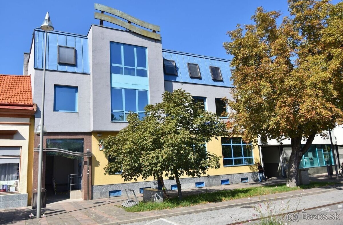 Predaj administratívna budova 1200 m²,s pozemkom na výstavbu - 2
