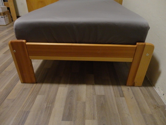 Drevená Posteľ + madrac - jednolôžková - 2