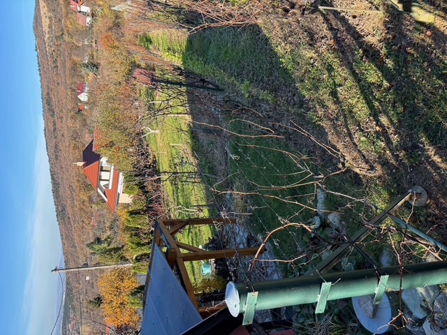 Stavebný pozemok s malou chatkou - 2