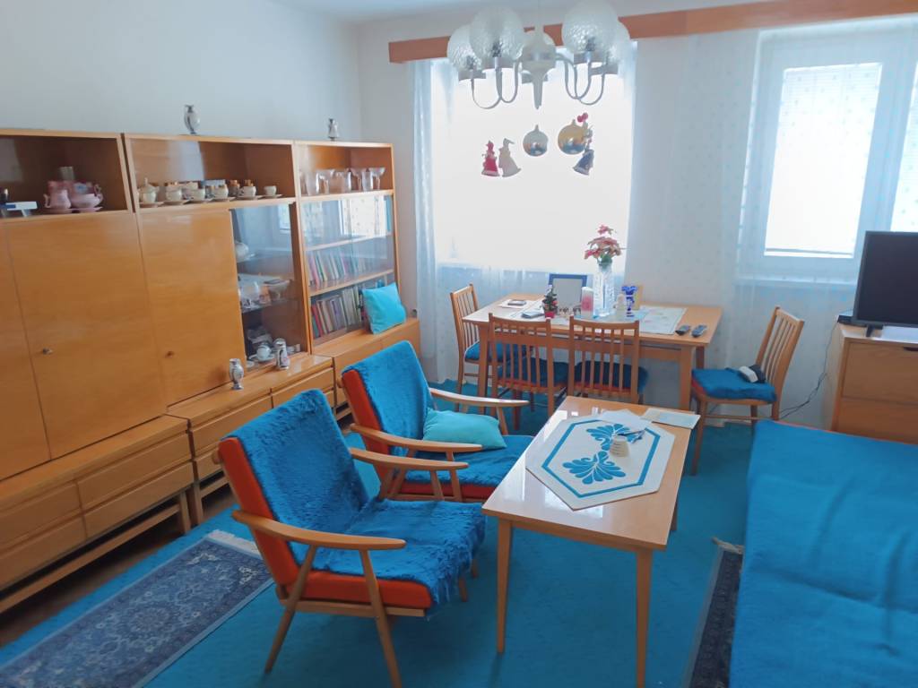 Na predaj 3-izbový byt s podkrovím, garážou a záhradou – Nov - 2