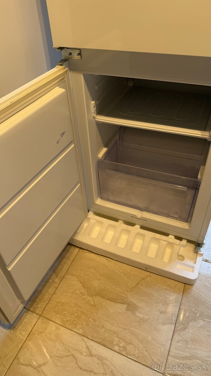 Rezervované- Darujem vstavanú chladničku s mrazákom - 2