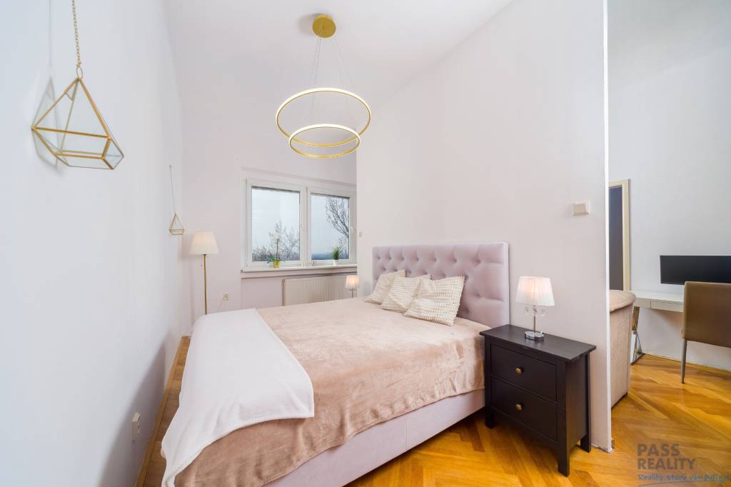 NA PREDAJ veľký 1 izbový byt s impozantnými výhľadmi na hrad - 2