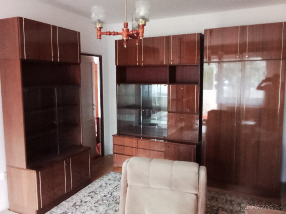 Darujem obývaciu stenu - 2