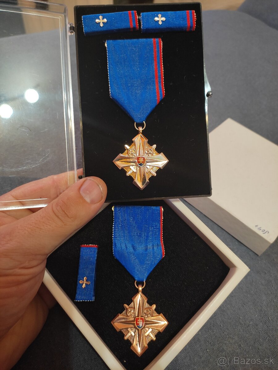 3 odznaky vysadkar ASR a 2 odznaky za vernosť - 2