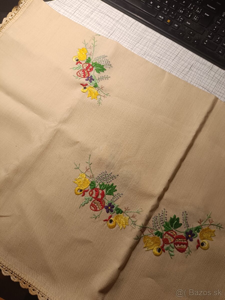 Predám ručne vyšívaný obrus s motívom Veľkej noci väčší , - 2