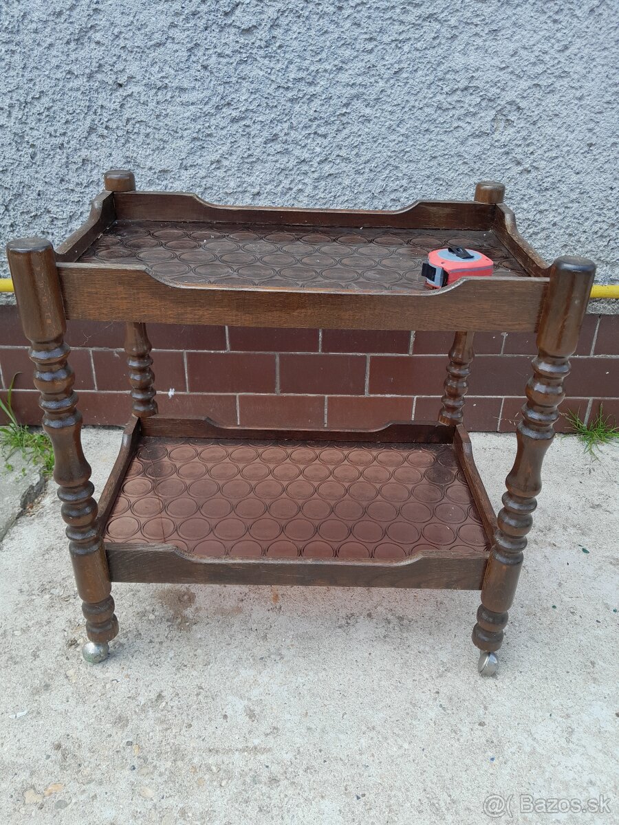 Predám barový stolík na kolieskach - 2