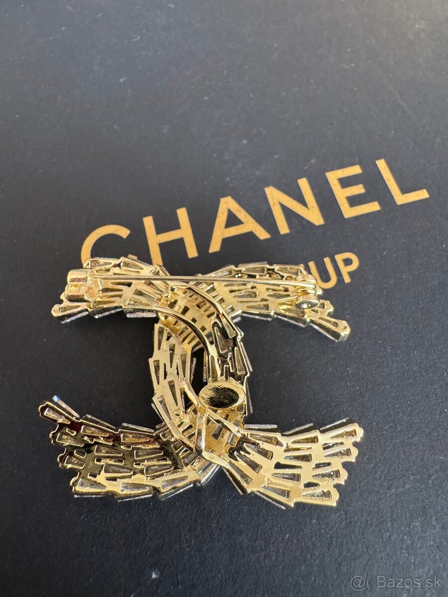 Chanel brosna. - 2