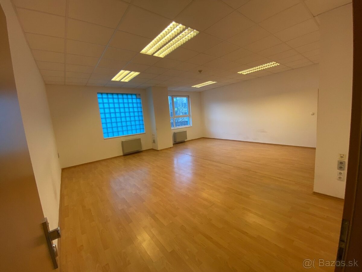 Kancelársky priestor 38,12m2 v Petržalke na Úderníckej ul. - 2