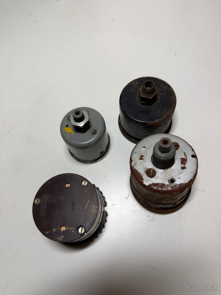 Stare hodiny a budíky z pristorojovky - 2